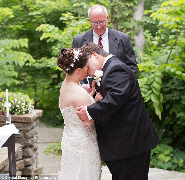 «Κοριτσάκι μου, είσαι πανέμορφη»: Το συγκινητικό γράμμα πατέρα στην κόρη του με σύνδρομο Down που παντρεύτηκε [εικόνες] | iefimerida.gr 6