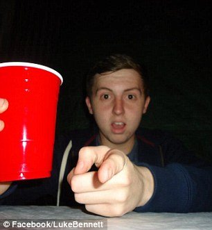 Φοιτητής νομικής φωτογραφίζεται με κολοστομία και συγκλονίζει [εικόνες] | iefimerida.gr 1