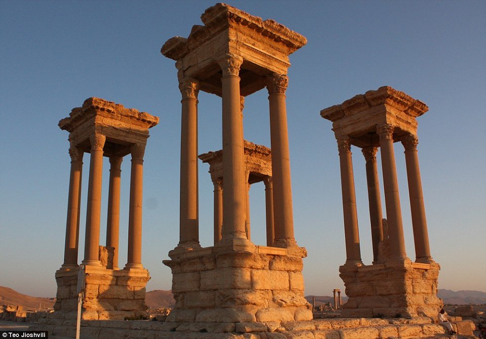 Τουρίστρια αψήφησε την απειλή του ISIS και φωτογράφισε την Παλμύρα πριν την γκρεμίσουν [εικόνες] | iefimerida.gr 15