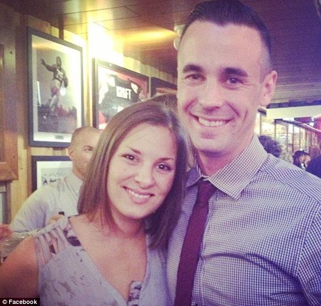 Μια αστεία πρόταση γάμου - Η πεθερά τρώει τούμπα και κλέβει την παράσταση [βίντεο] | iefimerida.gr 0