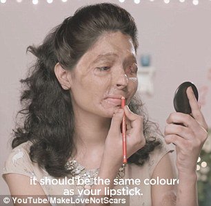 Θύμα επίθεσης με οξύ παραδίδει μαθήματα μακιγιάζ και αυτοπεποίθησης [βίντεο] | iefimerida.gr 1