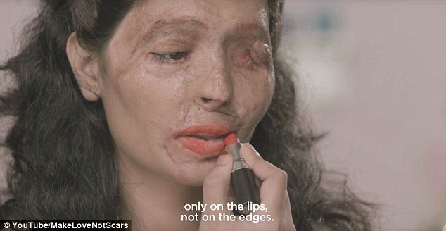 Θύμα επίθεσης με οξύ παραδίδει μαθήματα μακιγιάζ και αυτοπεποίθησης [βίντεο] | iefimerida.gr 2