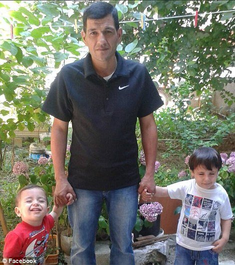 Το βομβαρδισμένο σπίτι του μικρού Αϊλάν στο Κομπάνι: Ρούχα και παιχνίδια ανάμεσα στα ερείπια [εικόνες] | iefimerida.gr 13