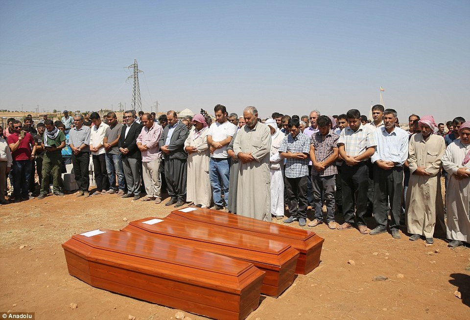 Το βομβαρδισμένο σπίτι του μικρού Αϊλάν στο Κομπάνι: Ρούχα και παιχνίδια ανάμεσα στα ερείπια [εικόνες] | iefimerida.gr 2