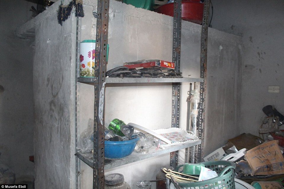 Το βομβαρδισμένο σπίτι του μικρού Αϊλάν στο Κομπάνι: Ρούχα και παιχνίδια ανάμεσα στα ερείπια [εικόνες] | iefimerida.gr 6