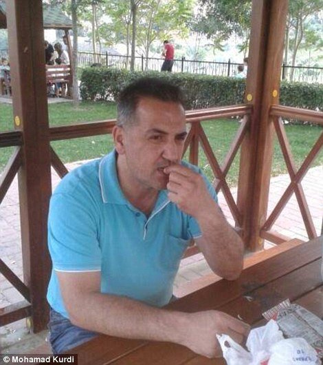 Το βομβαρδισμένο σπίτι του μικρού Αϊλάν στο Κομπάνι: Ρούχα και παιχνίδια ανάμεσα στα ερείπια [εικόνες] | iefimerida.gr 0