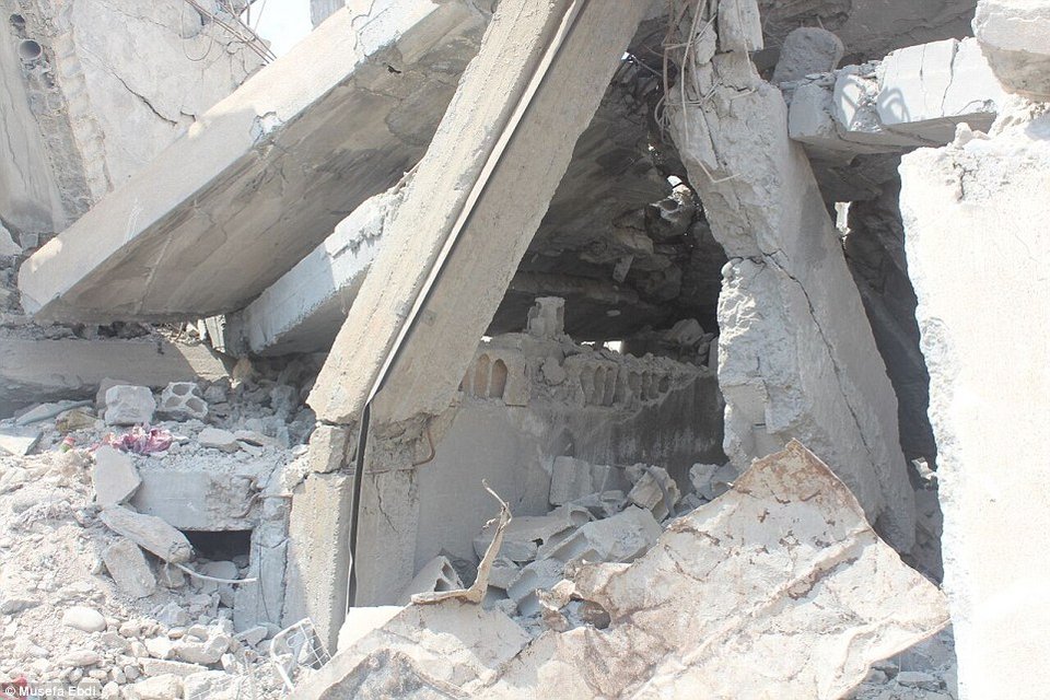 Το βομβαρδισμένο σπίτι του μικρού Αϊλάν στο Κομπάνι: Ρούχα και παιχνίδια ανάμεσα στα ερείπια [εικόνες] | iefimerida.gr 9