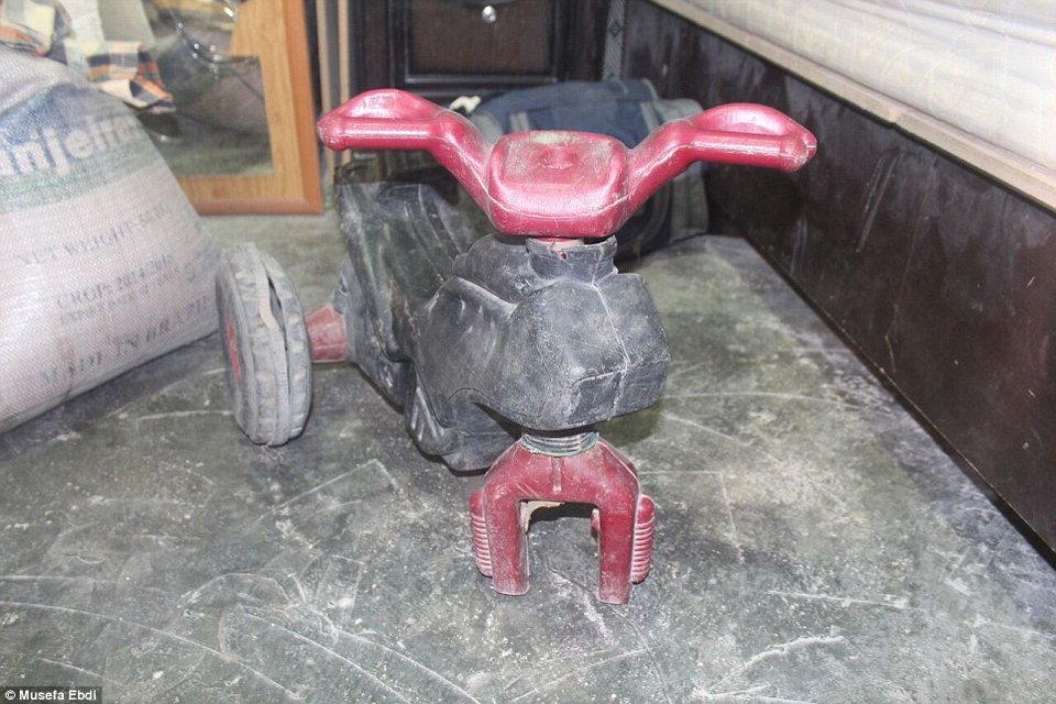 Το βομβαρδισμένο σπίτι του μικρού Αϊλάν στο Κομπάνι: Ρούχα και παιχνίδια ανάμεσα στα ερείπια [εικόνες] | iefimerida.gr 5