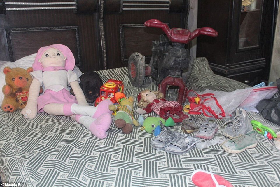 Το βομβαρδισμένο σπίτι του μικρού Αϊλάν στο Κομπάνι: Ρούχα και παιχνίδια ανάμεσα στα ερείπια [εικόνες] | iefimerida.gr 3