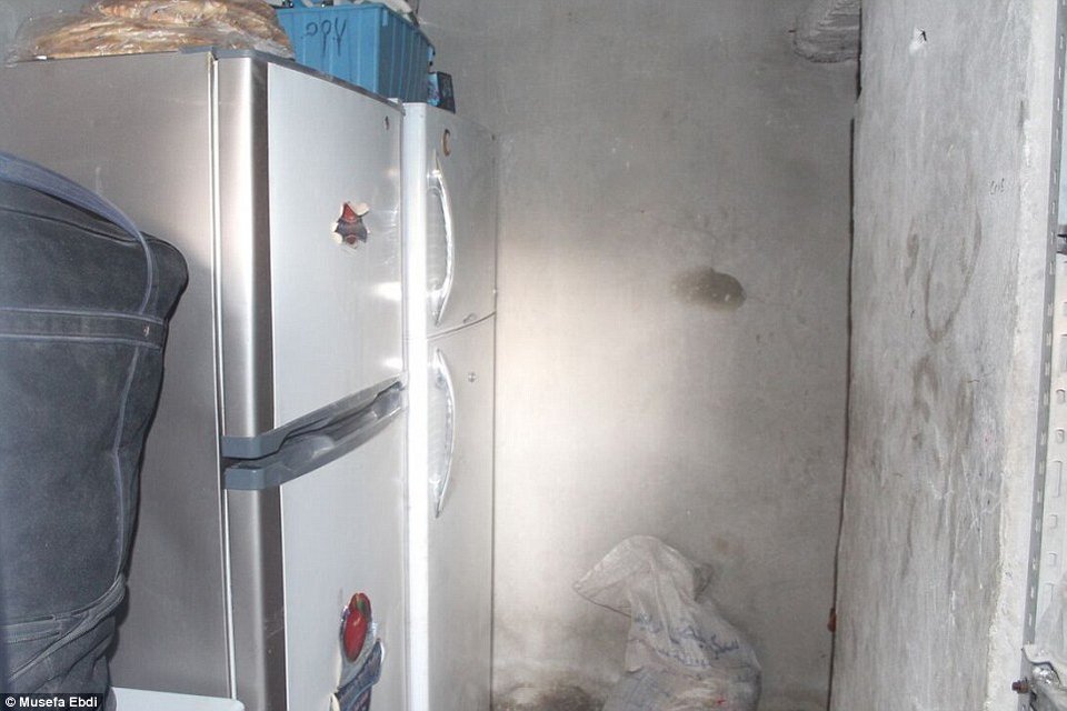 Το βομβαρδισμένο σπίτι του μικρού Αϊλάν στο Κομπάνι: Ρούχα και παιχνίδια ανάμεσα στα ερείπια [εικόνες] | iefimerida.gr 8