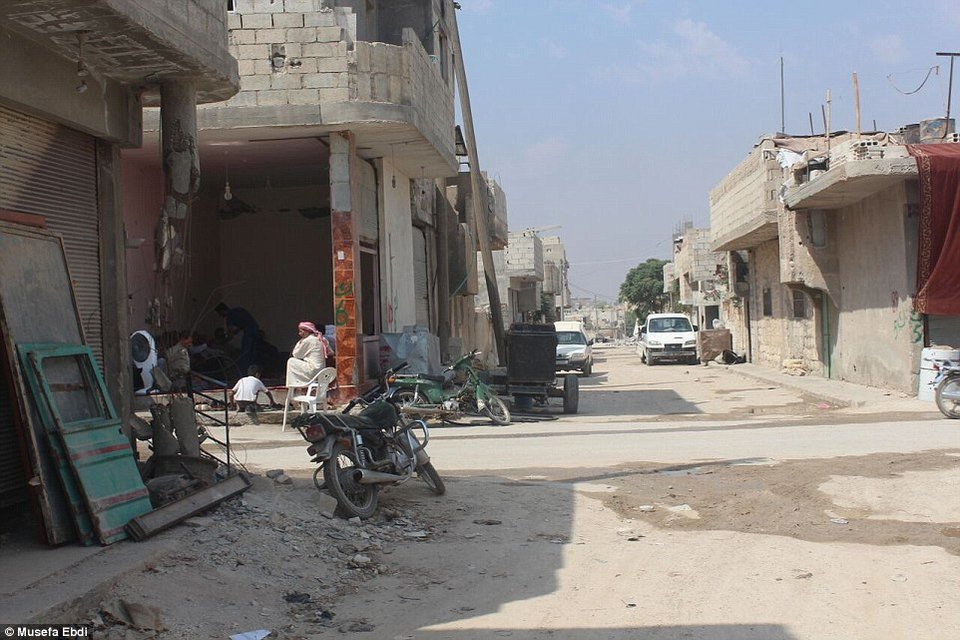 Το βομβαρδισμένο σπίτι του μικρού Αϊλάν στο Κομπάνι: Ρούχα και παιχνίδια ανάμεσα στα ερείπια [εικόνες] | iefimerida.gr 10