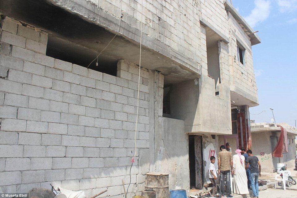 Το βομβαρδισμένο σπίτι του μικρού Αϊλάν στο Κομπάνι: Ρούχα και παιχνίδια ανάμεσα στα ερείπια [εικόνες] | iefimerida.gr 12