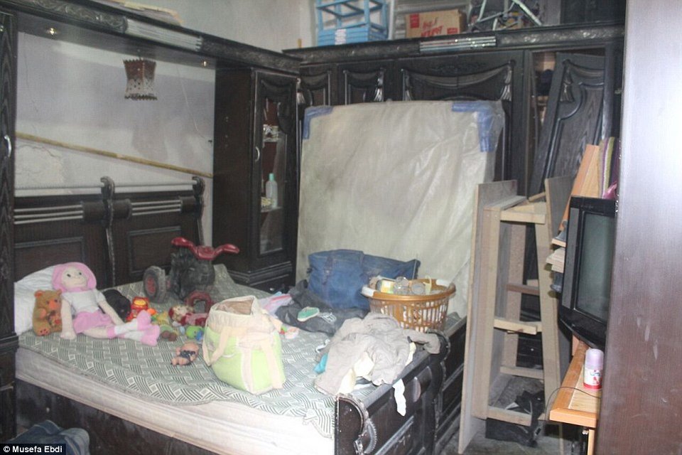 Το βομβαρδισμένο σπίτι του μικρού Αϊλάν στο Κομπάνι: Ρούχα και παιχνίδια ανάμεσα στα ερείπια [εικόνες] | iefimerida.gr 7