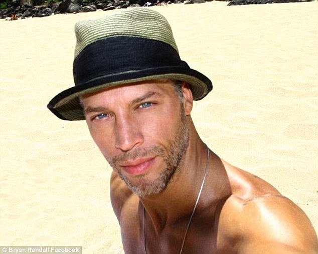 Ο γαλανομάτης νέος σύντροφος της Σάντρα Μπούλοκ και το ύποπτο παρελθόν του [εικόνες] | iefimerida.gr 0