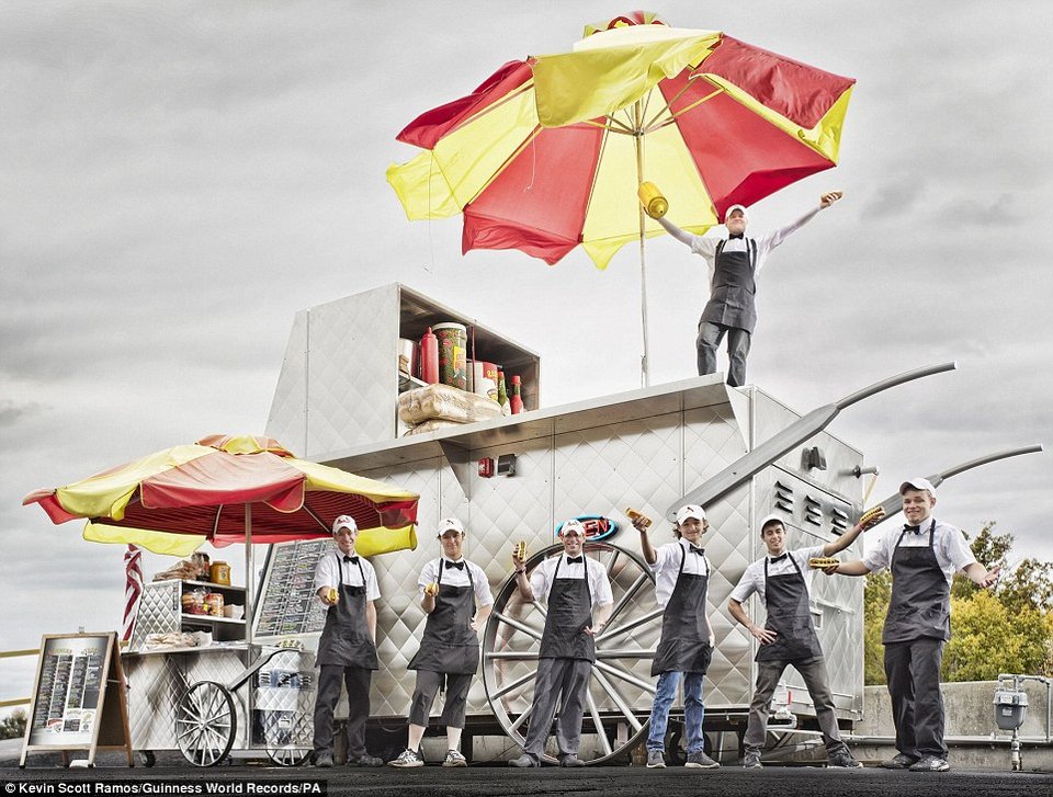 Ιπτάμενες γιαγιάδες, τεράστια πόδια, γιγάντια λαχανικά: Τα ρεκόρ Γκίνες του 2016 [εικόνες] | iefimerida.gr 15