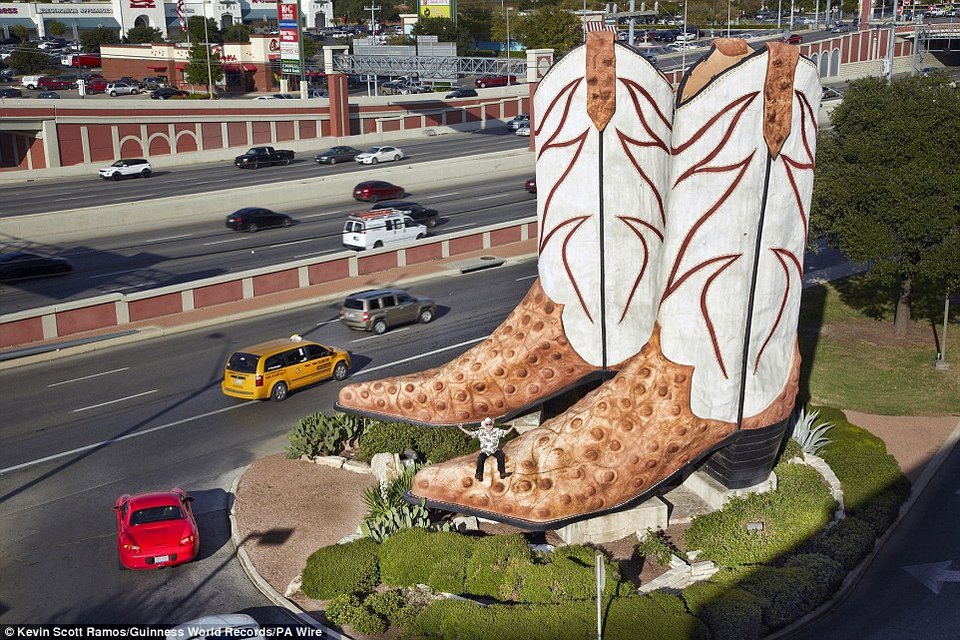 Ιπτάμενες γιαγιάδες, τεράστια πόδια, γιγάντια λαχανικά: Τα ρεκόρ Γκίνες του 2016 [εικόνες] | iefimerida.gr 10