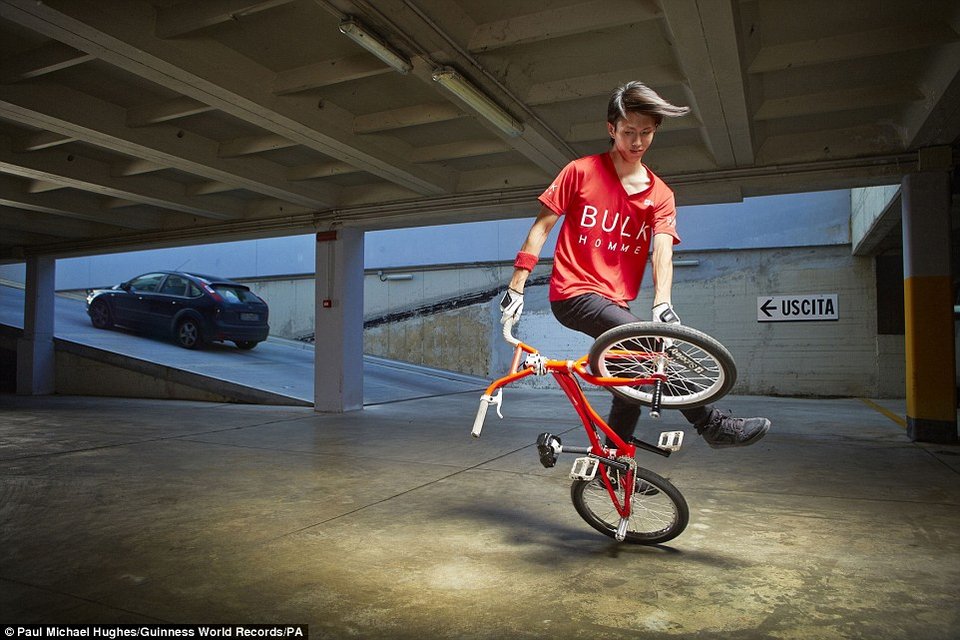 Ιπτάμενες γιαγιάδες, τεράστια πόδια, γιγάντια λαχανικά: Τα ρεκόρ Γκίνες του 2016 [εικόνες] | iefimerida.gr 18