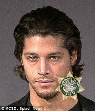 Ο γαλανομάτης νέος σύντροφος της Σάντρα Μπούλοκ και το ύποπτο παρελθόν του [εικόνες] | iefimerida.gr 8