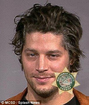 Ο γαλανομάτης νέος σύντροφος της Σάντρα Μπούλοκ και το ύποπτο παρελθόν του [εικόνες] | iefimerida.gr 7