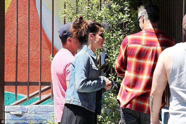 Ο γαλανομάτης νέος σύντροφος της Σάντρα Μπούλοκ και το ύποπτο παρελθόν του [εικόνες] | iefimerida.gr 4