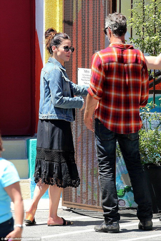 Ο γαλανομάτης νέος σύντροφος της Σάντρα Μπούλοκ και το ύποπτο παρελθόν του [εικόνες] | iefimerida.gr 2