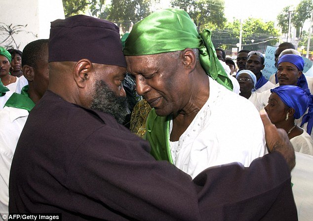 Πέθανε ο αρχιερέας του βουντού από την Αϊτή που εντυπωσίασε και τρόμαξε τη Δύση [εικόνες] | iefimerida.gr 6