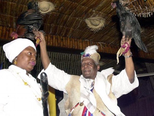 Πέθανε ο αρχιερέας του βουντού από την Αϊτή που εντυπωσίασε και τρόμαξε τη Δύση [εικόνες] | iefimerida.gr 3