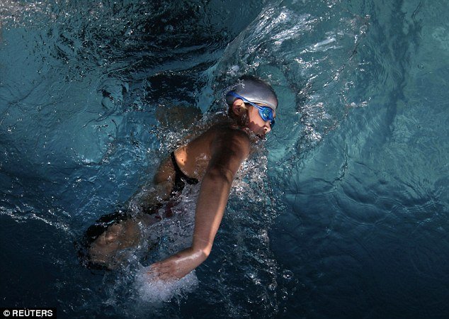 Πώς ζει σήμερα το κορίτσι με τη μπάλα; Εγινε πρωταθλήτρια κολύμβησης [εικόνες] | iefimerida.gr 6