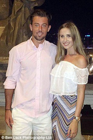 Μια ιστορία αγάπης με τραγικό τέλος: Αρραβωνιάστηκε τη νεκρή κοπέλα του [εικόνες] | iefimerida.gr 0