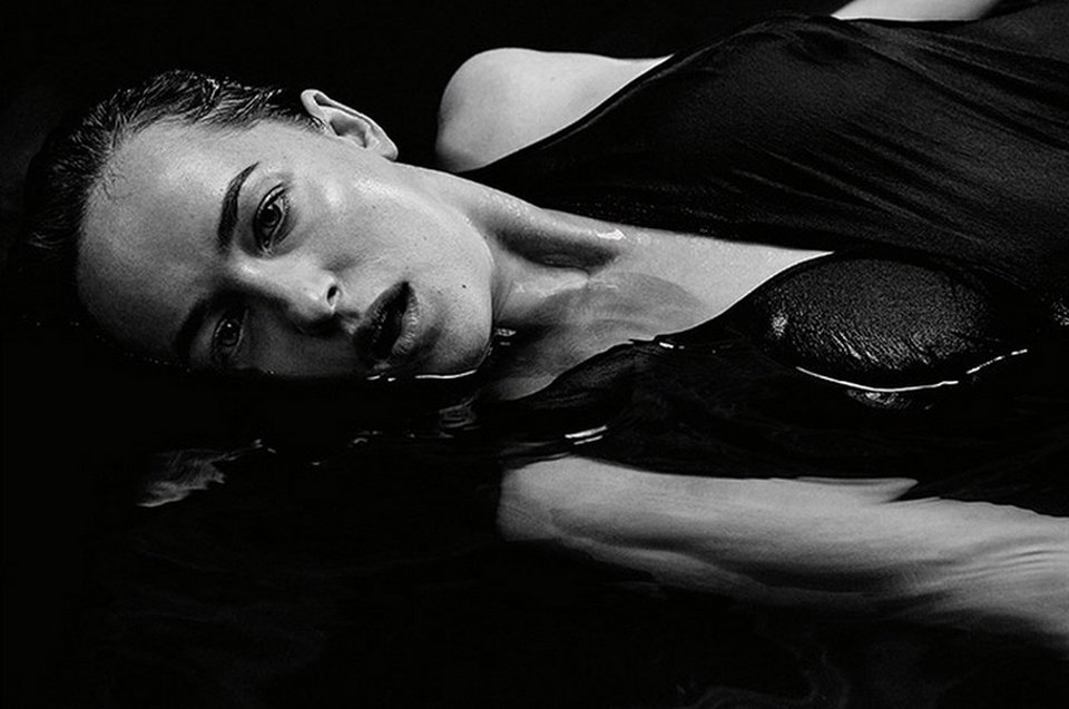 Η κυρία «50 αποχρώσεις του γκρι» στην πιο αισθησιακή της φωτογράφιση [εικόνες] | iefimerida.gr 1