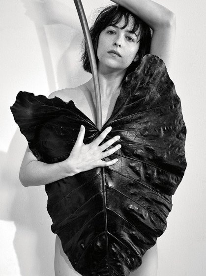 Η κυρία «50 αποχρώσεις του γκρι» στην πιο αισθησιακή της φωτογράφιση [εικόνες] | iefimerida.gr 4