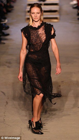 Οταν ένας Αγγελος σωριάζεται στην πασαρέλα -Η πτώση μια θεάς [βίντεο] | iefimerida.gr 2