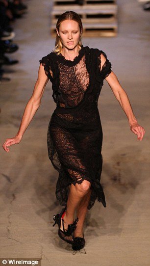 Οταν ένας Αγγελος σωριάζεται στην πασαρέλα -Η πτώση μια θεάς [βίντεο] | iefimerida.gr 3