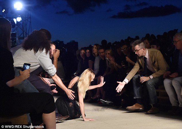 Οταν ένας Αγγελος σωριάζεται στην πασαρέλα -Η πτώση μια θεάς [βίντεο] | iefimerida.gr 7