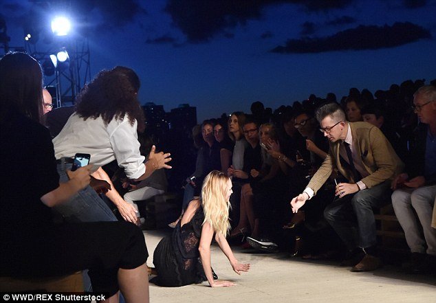 Οταν ένας Αγγελος σωριάζεται στην πασαρέλα -Η πτώση μια θεάς [βίντεο] | iefimerida.gr 8