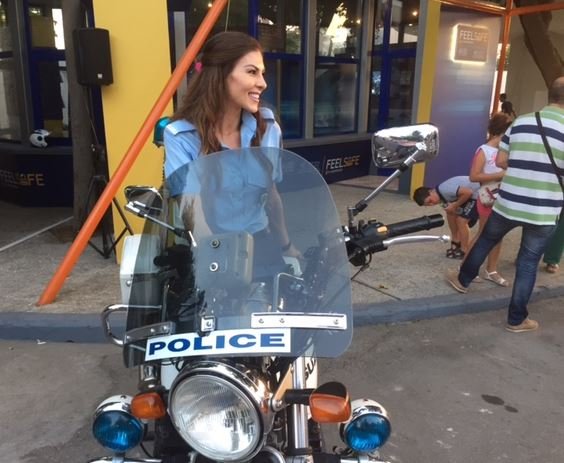 Η sexy μελαχρινή αστυνομικός που τρέλανε τη ΔΕΘ -Πόζαρε πάνω στη μηχανή της ΕΛ.ΑΣ. [εικόνες] | iefimerida.gr 0