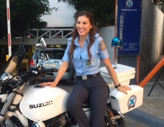 Η sexy μελαχρινή αστυνομικός που τρέλανε τη ΔΕΘ -Πόζαρε πάνω στη μηχανή της ΕΛ.ΑΣ. [εικόνες] | iefimerida.gr 3
