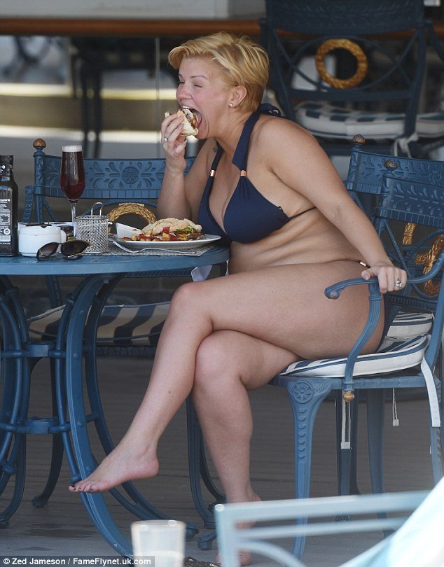 Αγνώριστη διάσημη τραγουδίστρια - Αφέθηκε και πήρε αρκετά κιλά [εικόνες] | iefimerida.gr 1