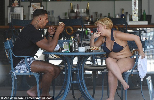 Αγνώριστη διάσημη τραγουδίστρια - Αφέθηκε και πήρε αρκετά κιλά [εικόνες] | iefimerida.gr 0