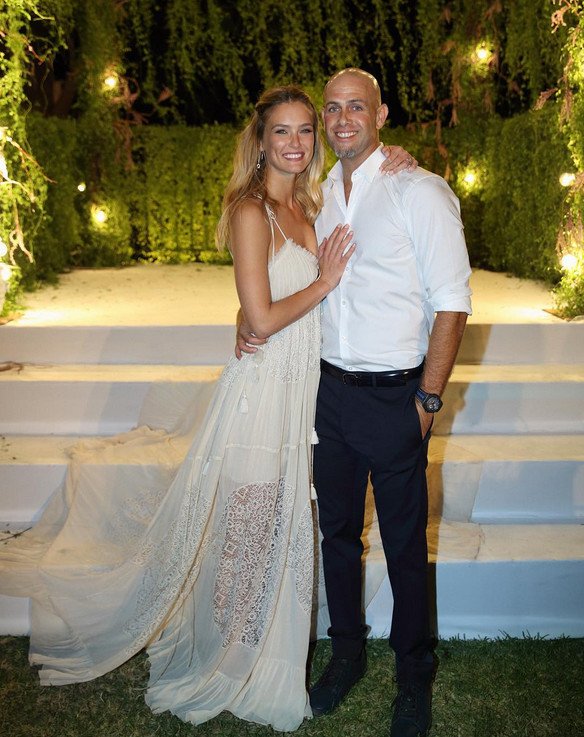 Η Μπαρ Ραφαέλι νύφη - To boho νυφικό που την έκανε να μοιάζει με θεά [εικόνα] | iefimerida.gr 0