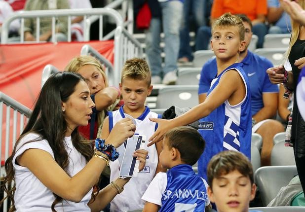 Πανέμορφες Ελληνίδες μαμάδες στο Eurobasket 2015 - Οι εντυπωσιακές γυναίκες των παικτών στις εξέδρες [εικόνες] | iefimerida.gr 1