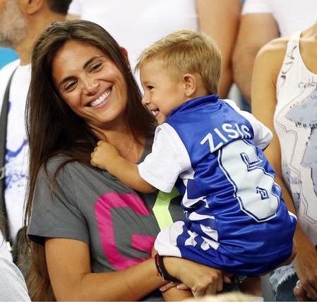 Πανέμορφες Ελληνίδες μαμάδες στο Eurobasket 2015 - Οι εντυπωσιακές γυναίκες των παικτών στις εξέδρες [εικόνες] | iefimerida.gr 5