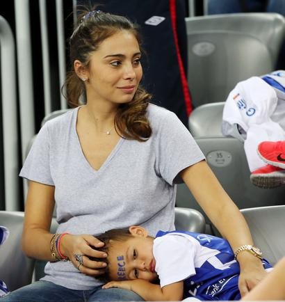 Πανέμορφες Ελληνίδες μαμάδες στο Eurobasket 2015 - Οι εντυπωσιακές γυναίκες των παικτών στις εξέδρες [εικόνες] | iefimerida.gr 6