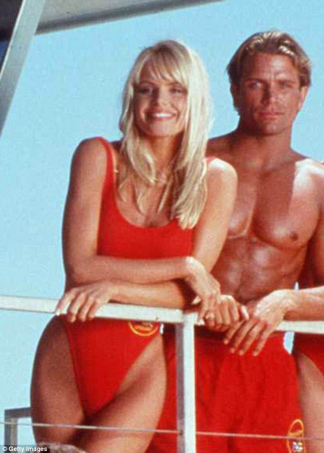 Τι κάνουν και πώς είναι σήμερα οι πρωταγωνιστές του Baywatch [εικόνες] | iefimerida.gr 10