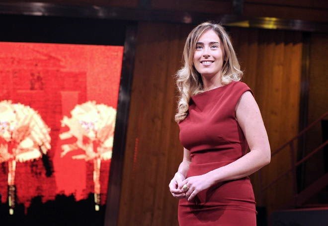 H όμορφη Ιταλίδα υπουργός που τα... έδειξε όλα κατά λάθος [εικόνες] | iefimerida.gr 7