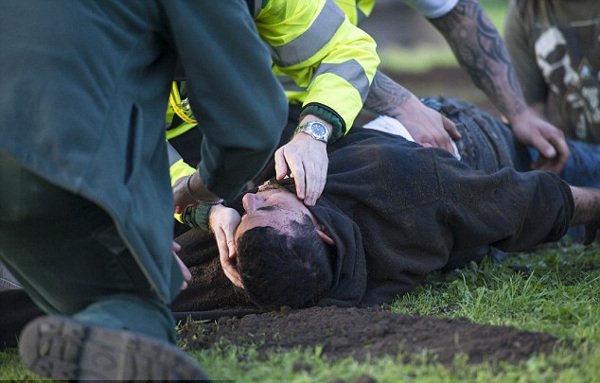 Ηθελε να κάνει τον Χουντίνι και παραλίγο να πεθάνει -Τον έθαψαν δεμένο με χειροπέδες [εικόνα] | iefimerida.gr 0