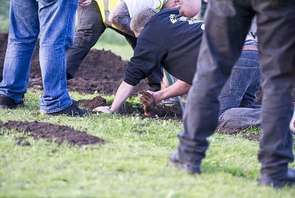 Ηθελε να κάνει τον Χουντίνι και παραλίγο να πεθάνει -Τον έθαψαν δεμένο με χειροπέδες [εικόνα] | iefimerida.gr 1
