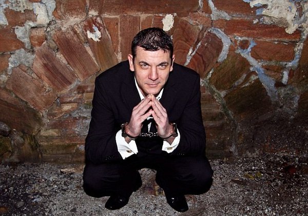 Ηθελε να κάνει τον Χουντίνι και παραλίγο να πεθάνει -Τον έθαψαν δεμένο με χειροπέδες [εικόνα] | iefimerida.gr 4