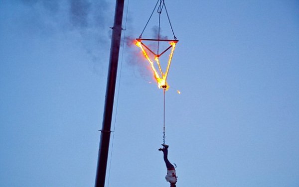 Ηθελε να κάνει τον Χουντίνι και παραλίγο να πεθάνει -Τον έθαψαν δεμένο με χειροπέδες [εικόνα] | iefimerida.gr 5