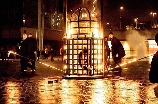 Ηθελε να κάνει τον Χουντίνι και παραλίγο να πεθάνει -Τον έθαψαν δεμένο με χειροπέδες [εικόνα] | iefimerida.gr 6